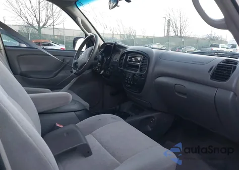 2004 Toyota Sequoia Sr5 V8 z USA, uszkodzony, nr VIN 5TDBT44A74S225982